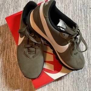 Women’s Nike Pre-Love X.O. Shoes. Dark Green. Size 7.